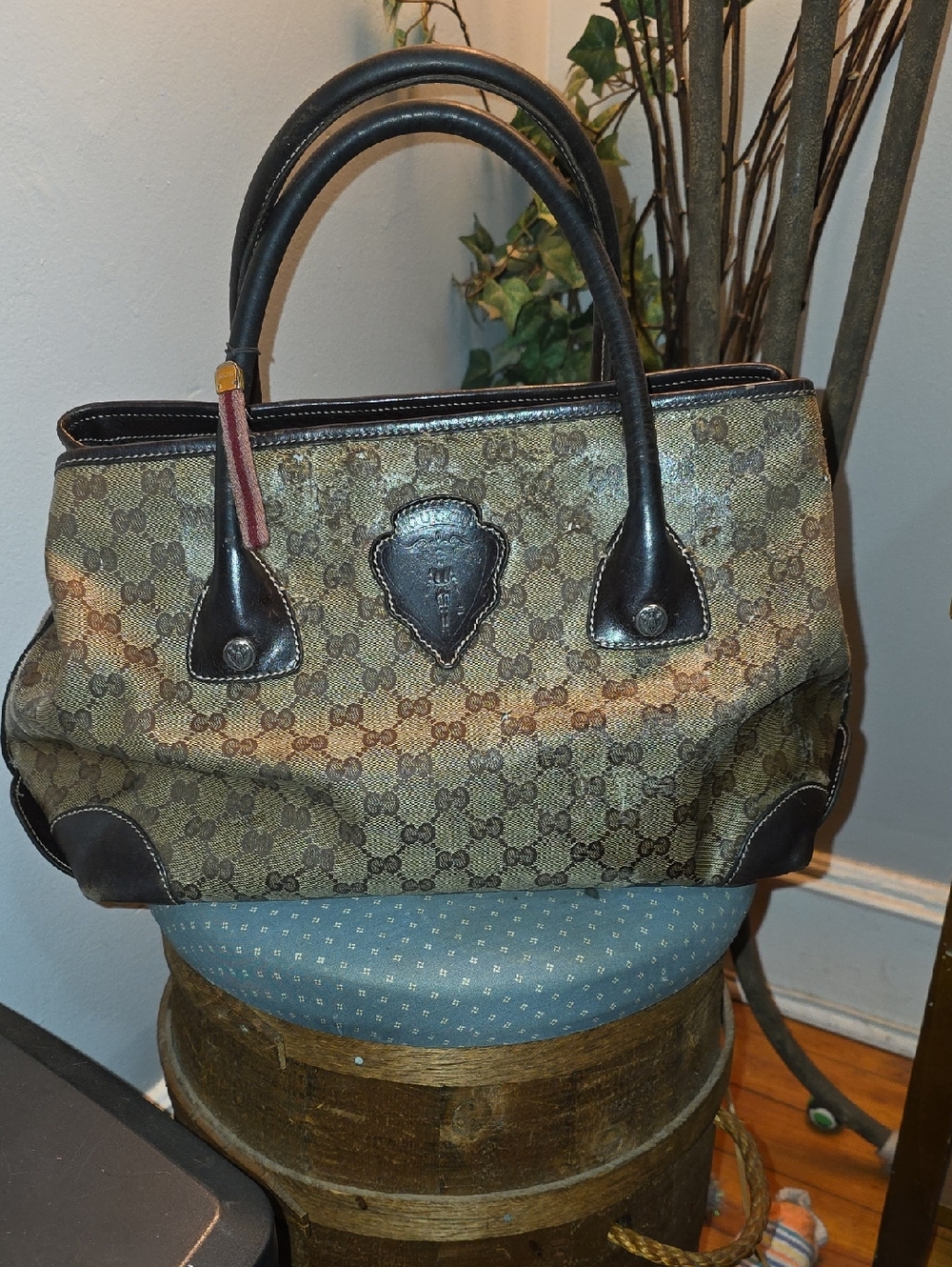 LOW START GUCCI HYSTERIA CREST TOTE  #181494 205141